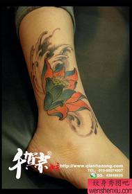 Красив традиционен модел татуировка на лотос на глезена на момичето