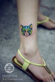 modello di tatuaggio testa di gatto color caviglia femmina