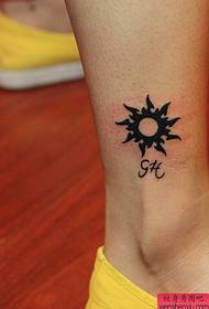 barra de espectáculo de tatuajes recomienda un patrón de tatuaje de sol de tótem de tobillo