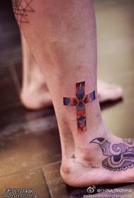 Kreativni križni rad tetovaže nogu u boji