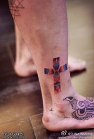 Lavoro creativo del tatuaggio della croce di colore del piede