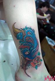 warna Swallow bulu personaliti tatu pergelangan kaki gambar