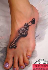 момичетата се стремят към популярен изящен модел татуировка на ключове