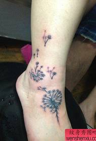 patrún tattoo dandelion dubh agus bán tóir ar chos