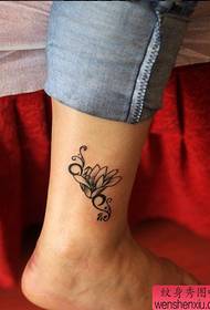 Ny sary Tattoo Show dia nanolotra modely vita amin'ny tatoazy orkide fotsy