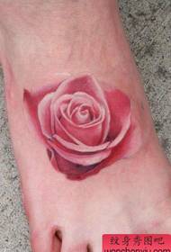 djevojke pokušavaju popularni izgled dobrog uzorka tetovaže Rose