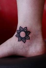 moteriškas vaiko kulkšnies totemo saulės tatuiruotės modelis