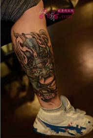 immagine tradizionale del tatuaggio alla caviglia Tang leone di colore pesante