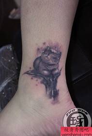 Mielas mažos katės tatuiruotės modelis prie gražios kulkšnies