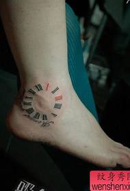 meitenes potītes pie pulksteņa digitālā tetovējuma shēma