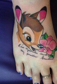 immagine del tatuaggio carino cervo colore collo del piede
