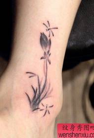 tyttöjen nilkkojen kaunis muste lotus-tatuointikuvio