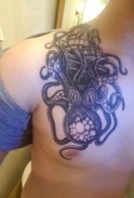immagini di tatuaggi sul petto di ragazzi maschii in barca a vela e sul tatuaggio di polpo