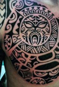peito de impresionante patrón de tatuaxe tótem de estilo tribal negro