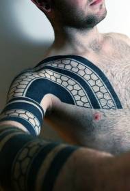 पुरुष बांह और छाती जनजातीय शैली काले और सफेद ज्यामितीय टैटू पैटर्न