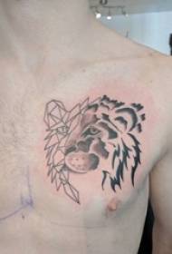 foto di tatuaggio testa di leone ragazzo tatuaggio in bianco e nero stile grigio puntura tatuaggio testa di leone