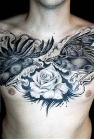 disegno unico sul petto di corvo grigio nero e motivo tatuaggio rosa