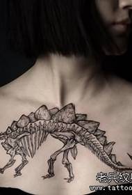 modello di tatuaggio scheletro dinosauro al torace