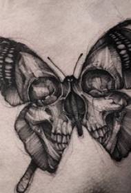 Brust Tattoo männliche Jungen Brust Squat und Schmetterling Tattoo Bilder