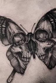 foto di tatuaggi sul petto e maschietti sul petto di maschi maschi e farfalle