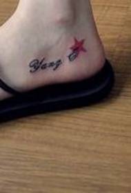 tatuaggio di pentagramma lettera inglese di piede di bellezza