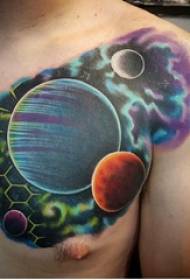 Malé kozmické tetovanie Boy hrudníka Farebné Planet Tattoo Obrázok