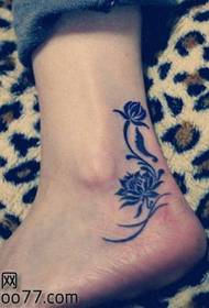 Bela pieda totema floro tatuaje ŝablono