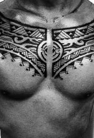 Deseño sinxelo de patrón de tatuaxe de tórax de tótem en branco e negro