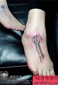 padrão de tatuagem chave borboleta arco pés da menina
