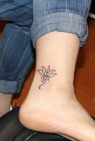 щиколотка дівчина простий гарний візерунок татуювання лотоса