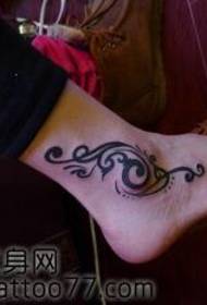 populárny pekne vyzerajúci vzor tetovania pre nohy