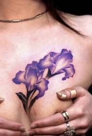 bellissimo modello di tatuaggio floreale iris sul petto