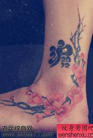 красивая татуировка ноги сливы татуировки