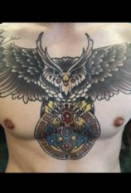 Tetovējums ērgļa attēls vīrietis uz krūtīm krāsains ērglis tetovējums attēls