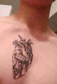 photo de tatouage coeur mécanique poitrine masculine noir noir coeur mécanique