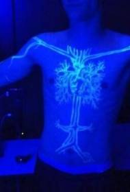 胸部非常美麗的熒光樹紋身圖案