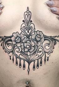 rinnassa seksikäs kukkahelmi ketju tatuointi malli