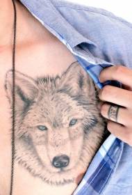 grått ulvehode med tatoveringsmønster med blått øye