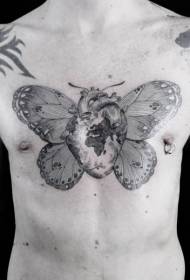 胸の黒インクの蝶の羽とハートのタトゥーパターン