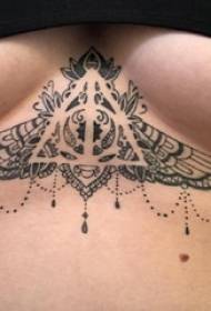 mergaitės krūtinė po tatuiruotės mergaitės krūtinė juoda geometrinė dekoratyvinė tatuiruotės nuotrauka