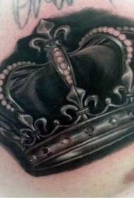 胸部驚人的美麗皇冠紋身圖案