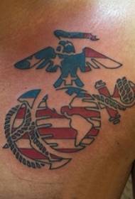 Tatuaggio petto maschio maschio bandiera petto e aquila tatuaggio immagine