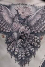 Bröstet enormt flygande uggla och skalle tatuering mönster