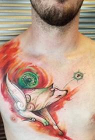 Foto di tatuaggio di volpe a nove code tatuaggio petto maschio colore volpe