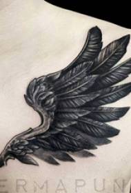 тату черный мужской грудь черные крылья тату