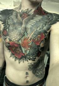 胸部飛貓頭鷹和紅色花紋身圖案