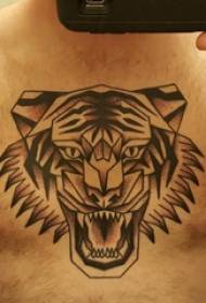 tattoo borst mannelijke jongen borst Zwarte tijger tattoo foto