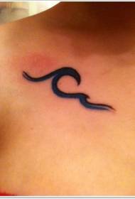 modello tatuaggio clavicola nera semplice linea ondulata
