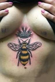 პატარა ფუტკრის Tattoo Girl გულმკერდის მოხატული ფუტკრის რუკა 51029-მუზარადი ტატუირება მამრობითი გულმკერდის შავი მუზარადის ტატუ სურათზე