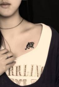 gadis murni dan cantik dada kecil Totem Tattoo segar